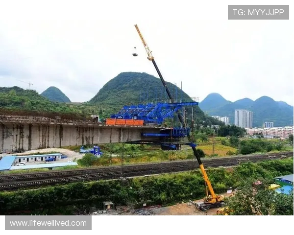 挖掘机跨铁路桥施工防护